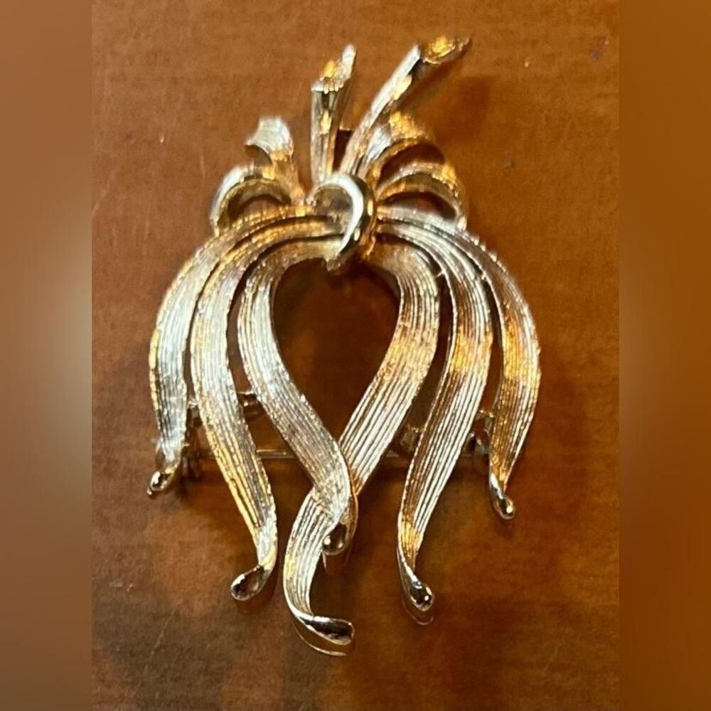 Gold Tone Abstract Leaf Brooch Pin Textured Swirl Nature Costume Jewelry 2 Inch